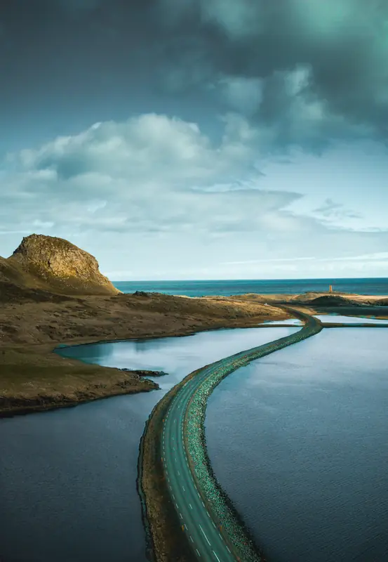Vertikale pano · de kustweg slingert door het water
