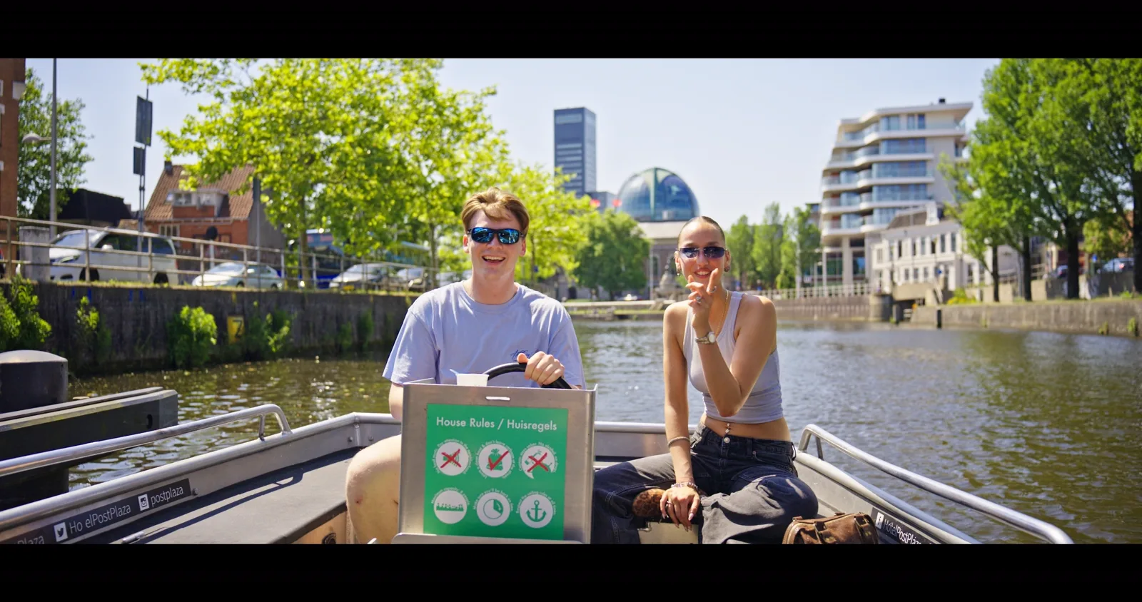Stel op een bootje door de Leeuwarder grachten
