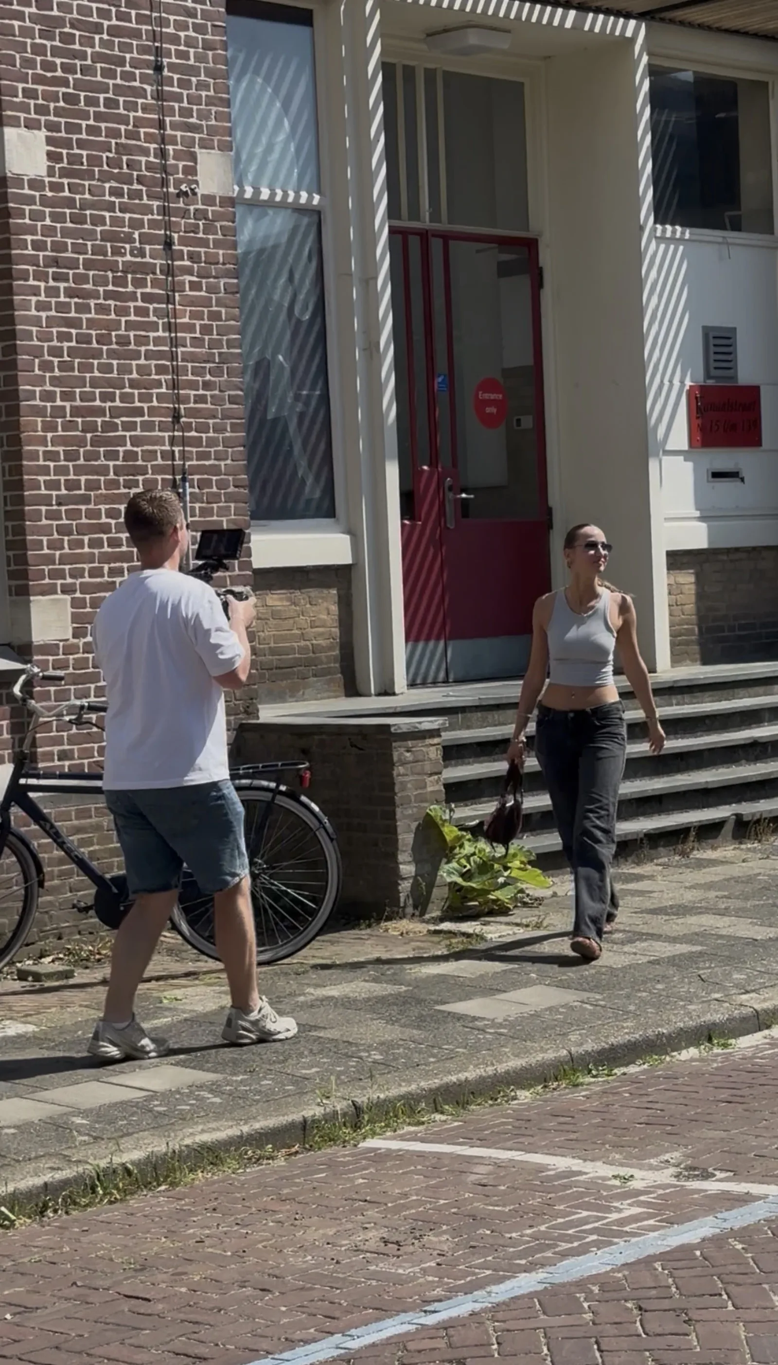 Cameraman filmt een figurant tijdens de draaidag in Leeuwarden
