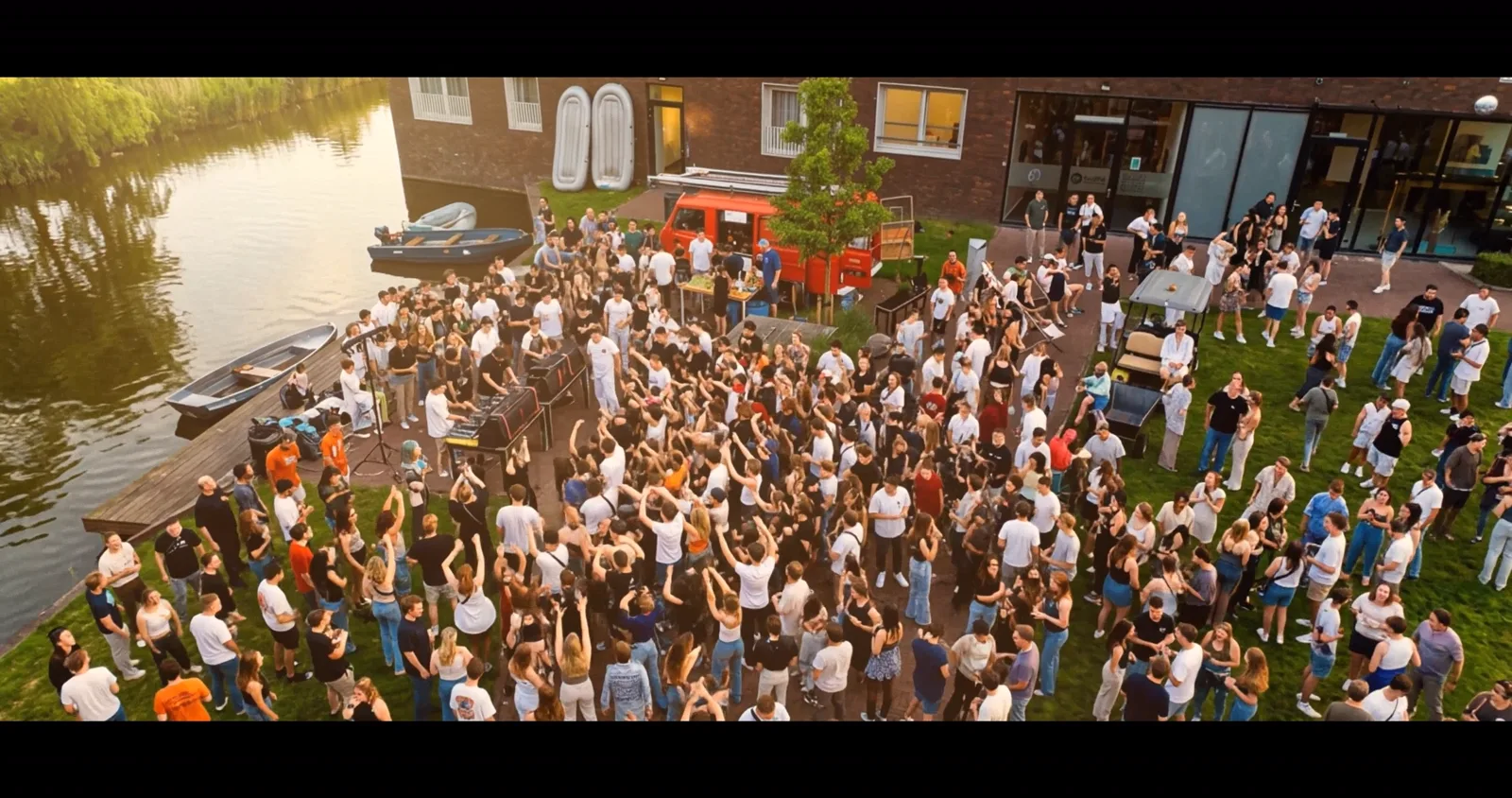 Drone-shot van het studentenfeest aan het water