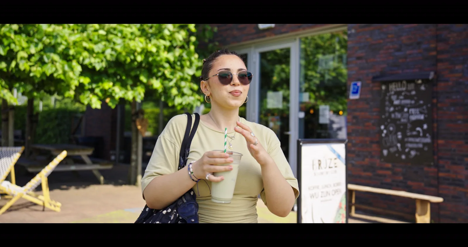 Student met koffie op de campus