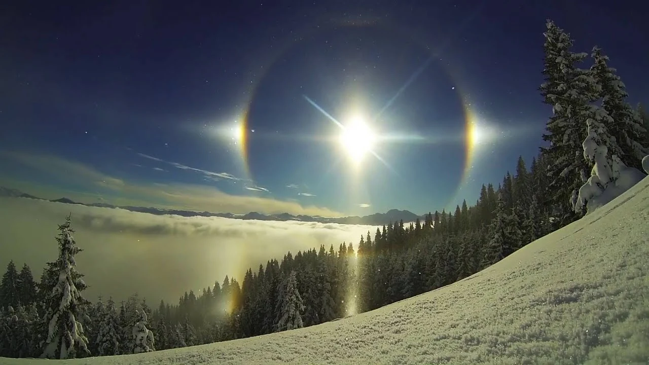 Halo en sundogs boven de Oostenrijkse Alpen, gefilmd met GoPro fisheye in 2014