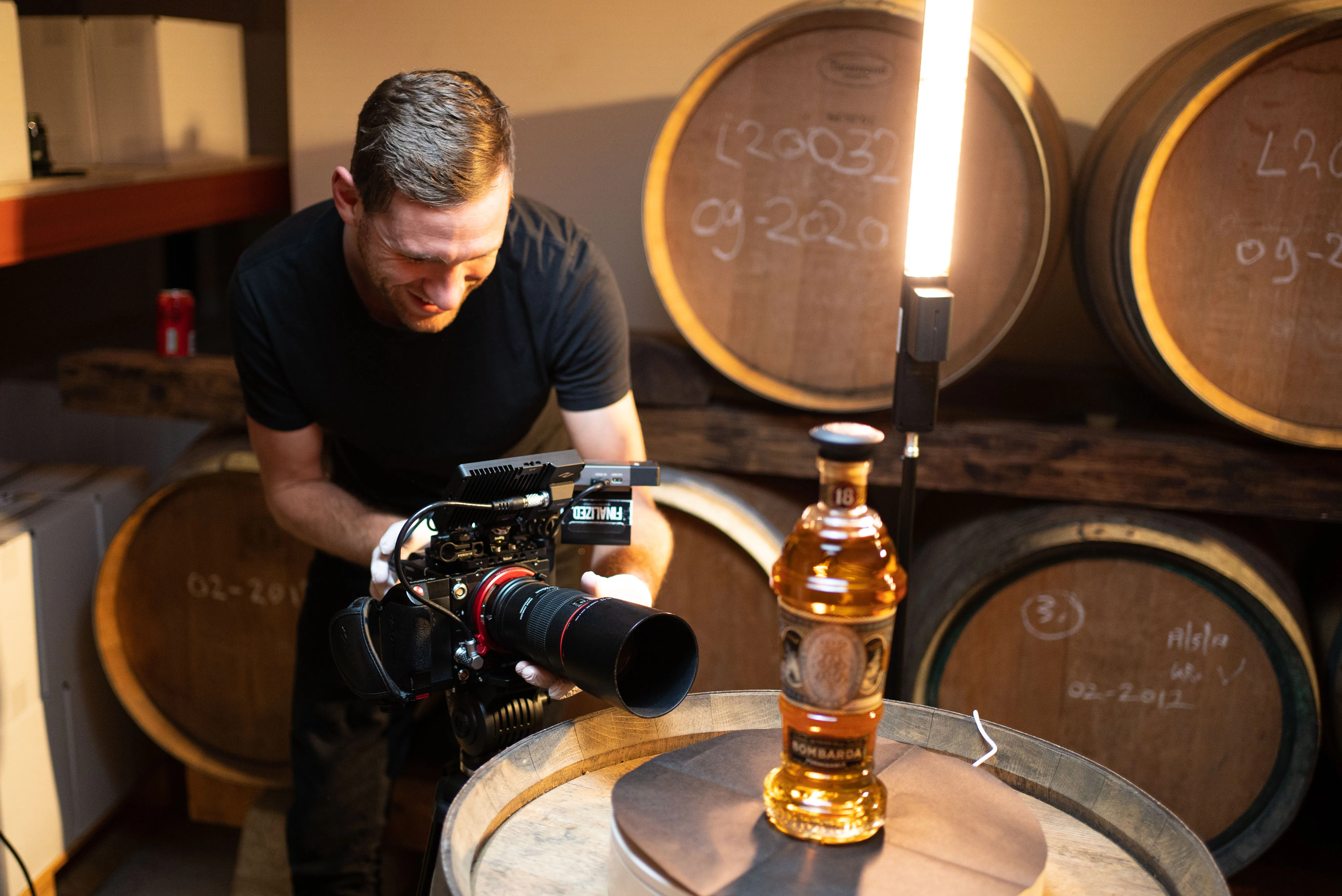 Jeroen filmt de Bombarda fles in de cellar tussen rumvaten · 100mm macro lens op de Kinefinity