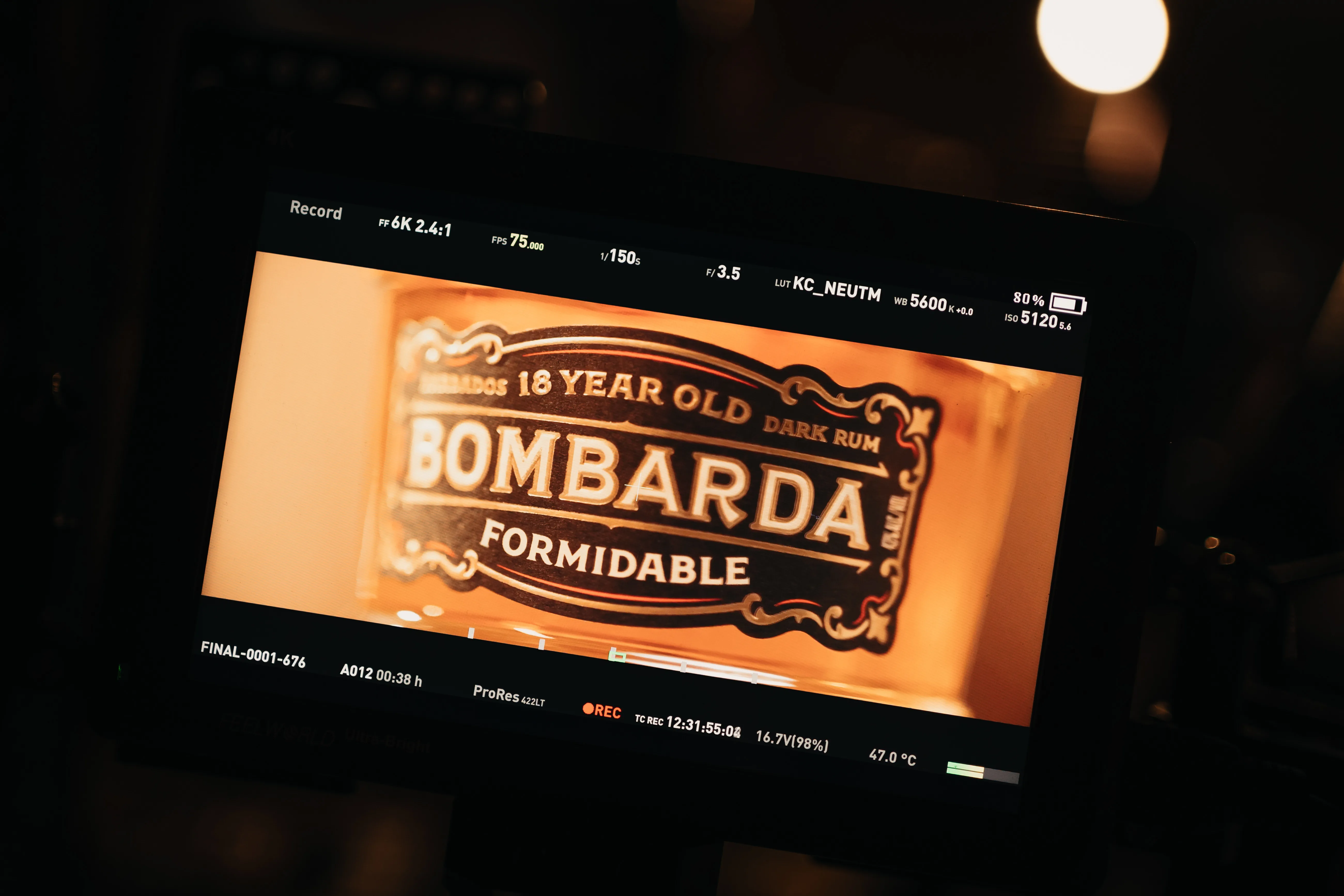 Viewfinder van de cinema-camera · framing op het label "Bombarda 18 Year Old Dark Rum / Formidable"