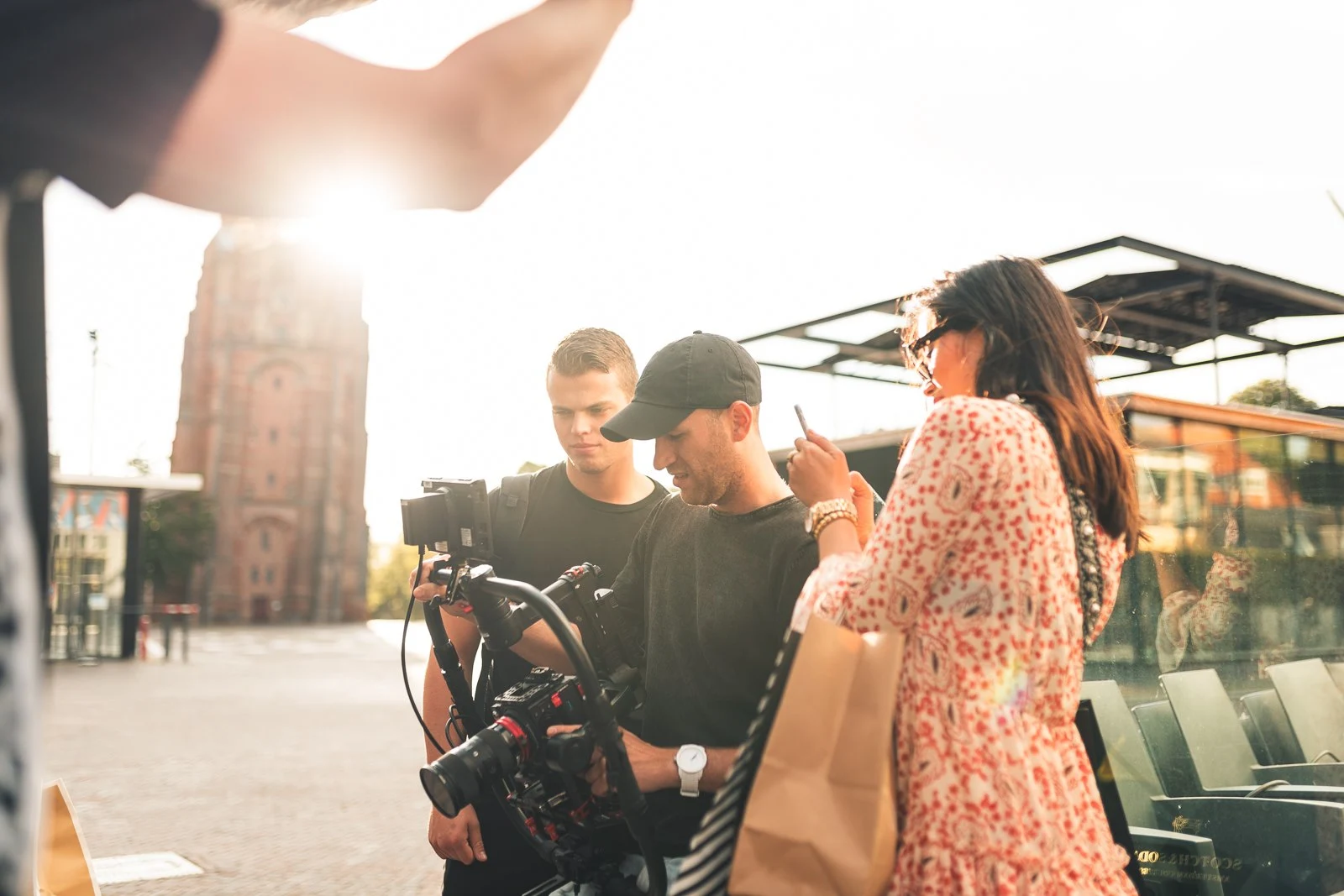 Behind the scenes ·filmen in Leeuwarden, Oldehove op de achtergrond