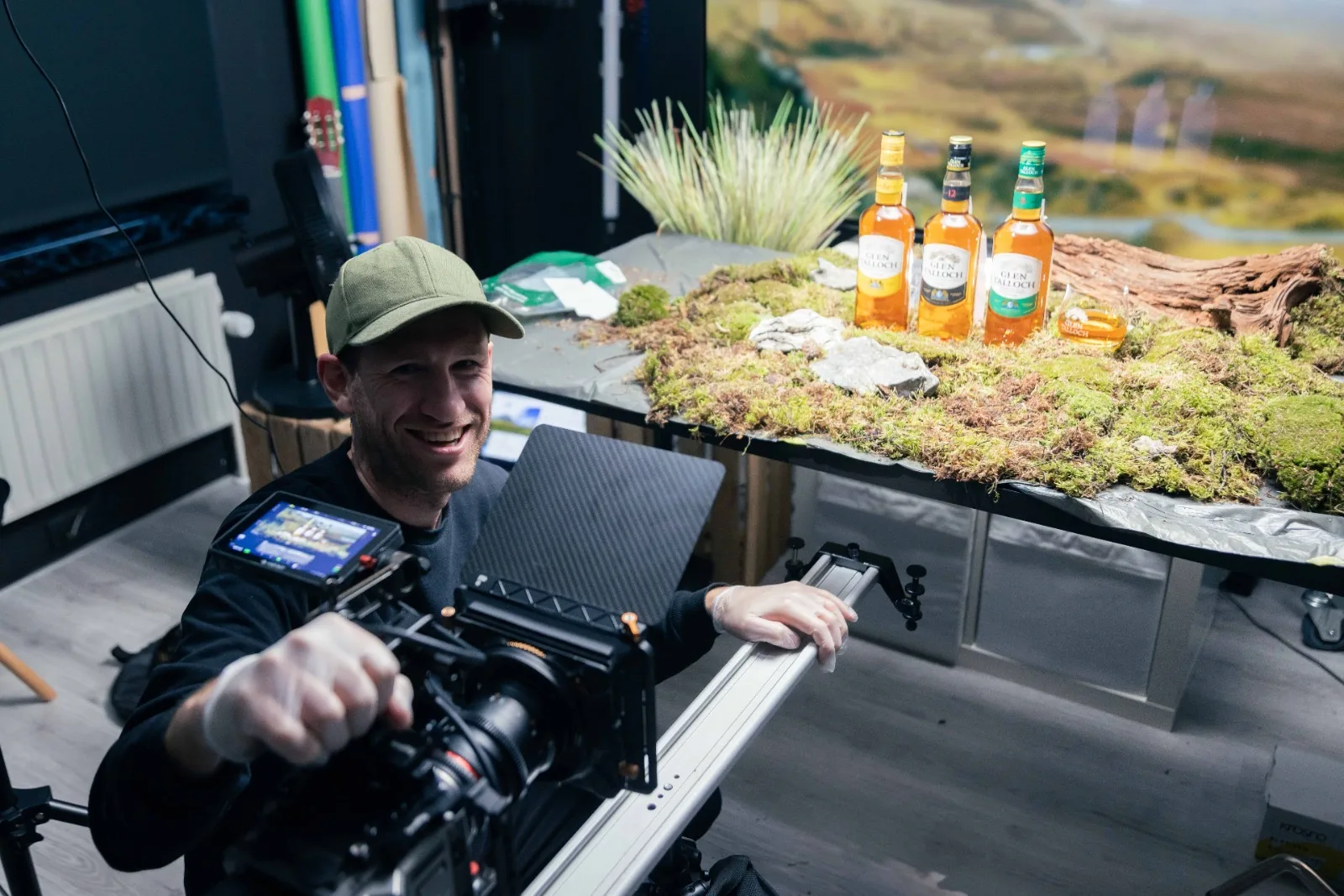 Jeroen achter de Kinefinity met slider, drie Glen Talloch flessen voor de OLED-achtergrond op de set