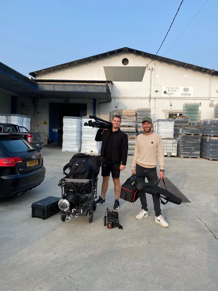 Aankomst bij Tenute Rade Cusmano · Jeroen en Chris met cinema-gear voor de winery in Nizza Monferrato