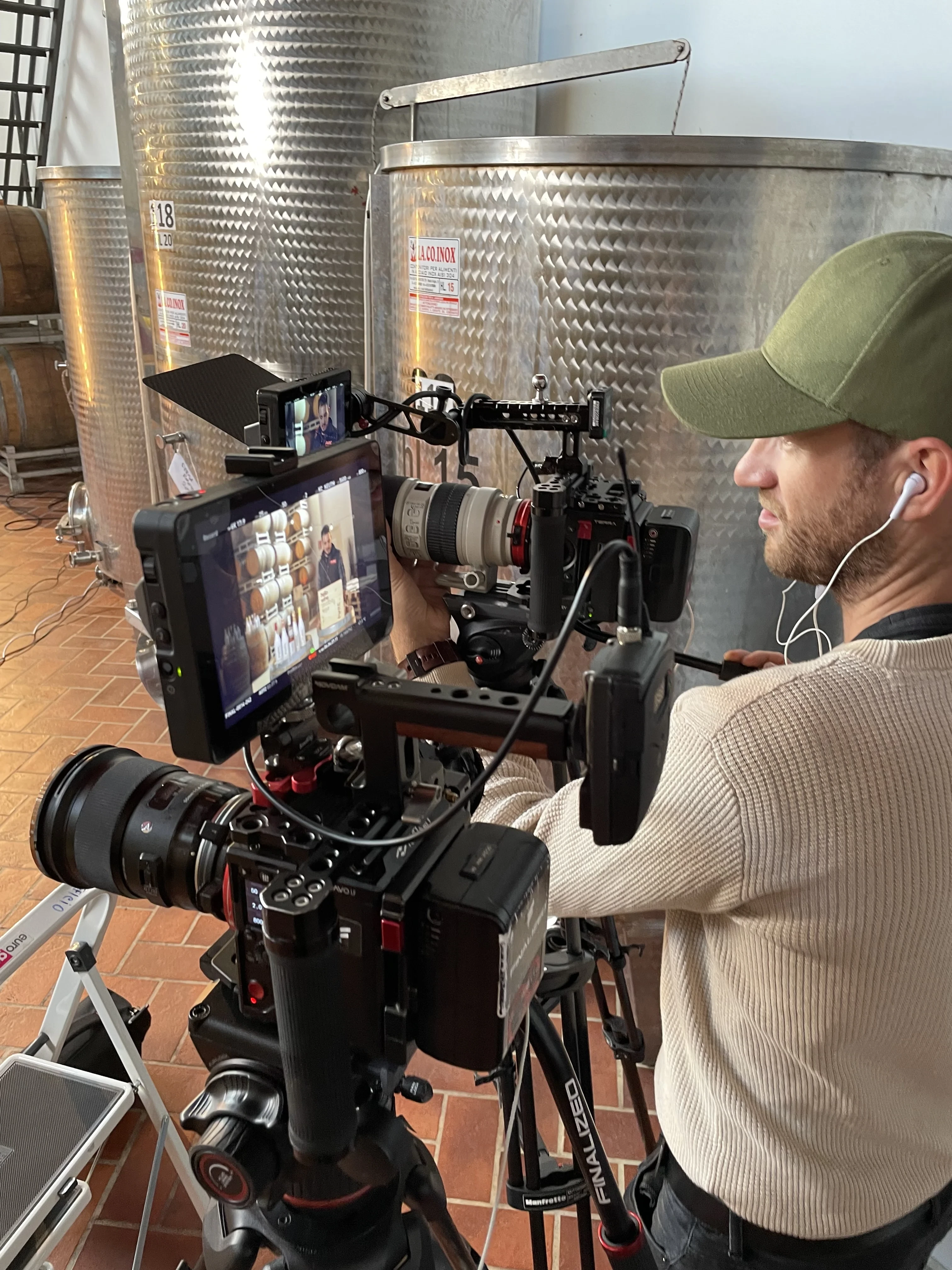 Cinema-rig opgesteld naast een wijntank · Kinefinity met cinema-lens en externe monitor