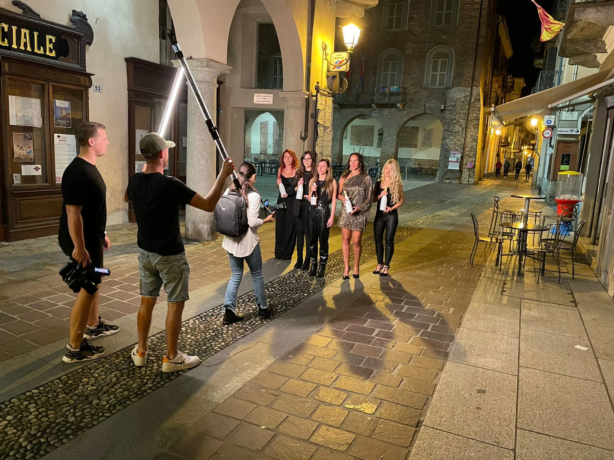 Camera! Licht! Actie! 5 meiden met de 5 verschillende flessen lopen door de pittoreske Italiaanse straatjes