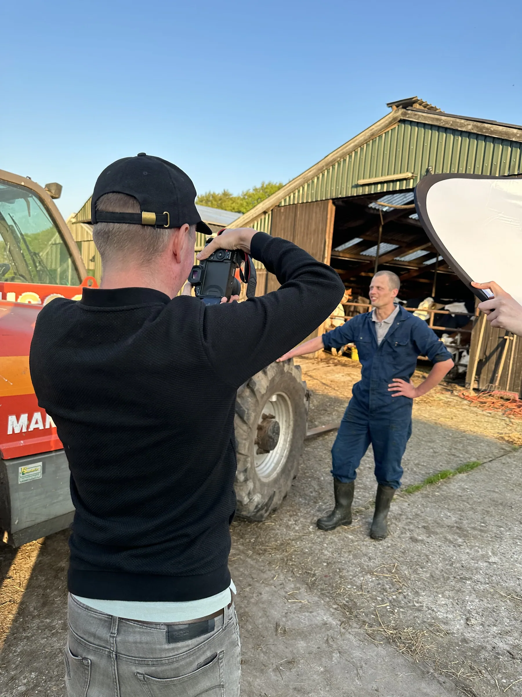 Cameraman filmt boer voor zijn schuur