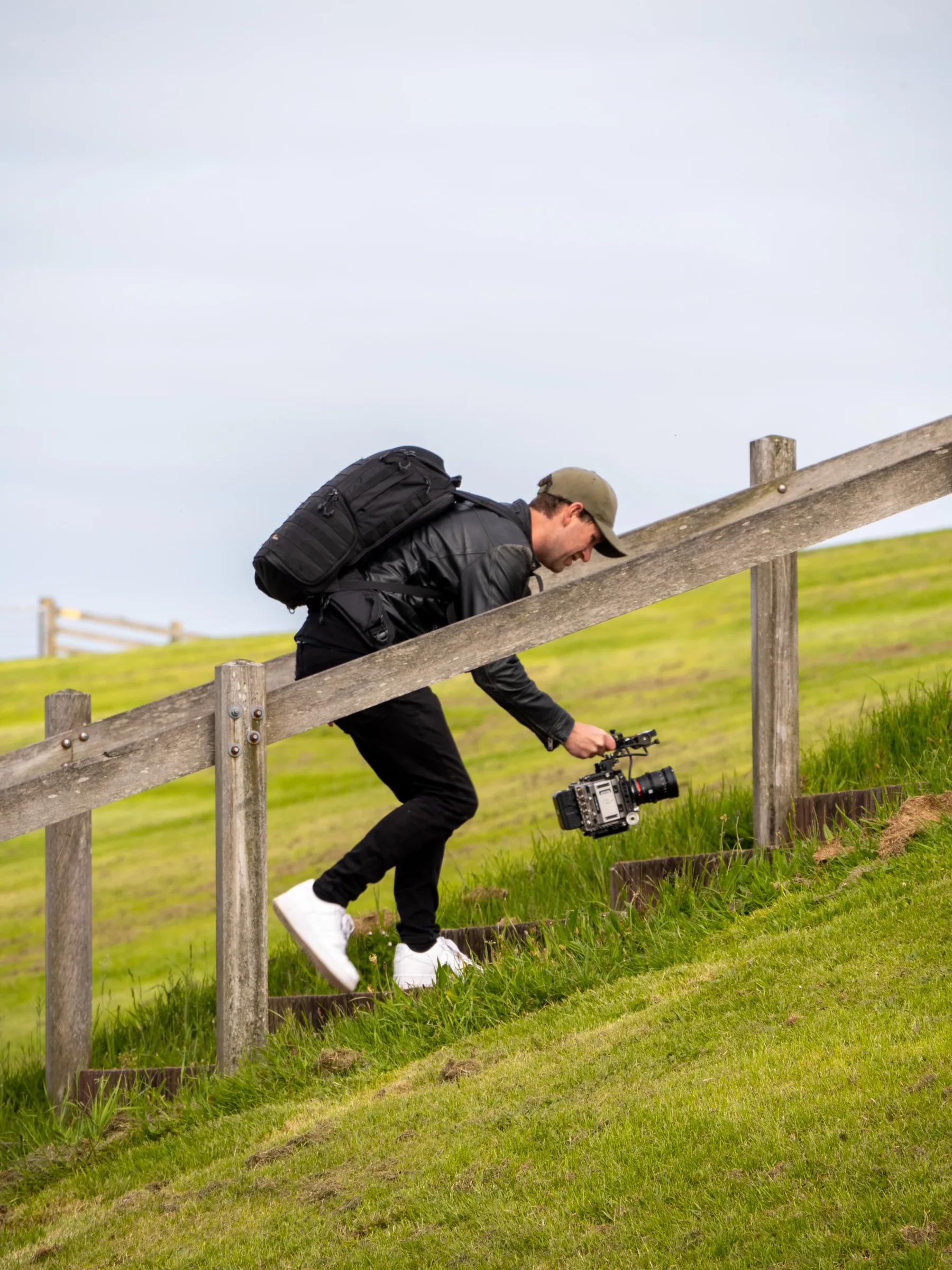 Cameraman over het hek op de dijk