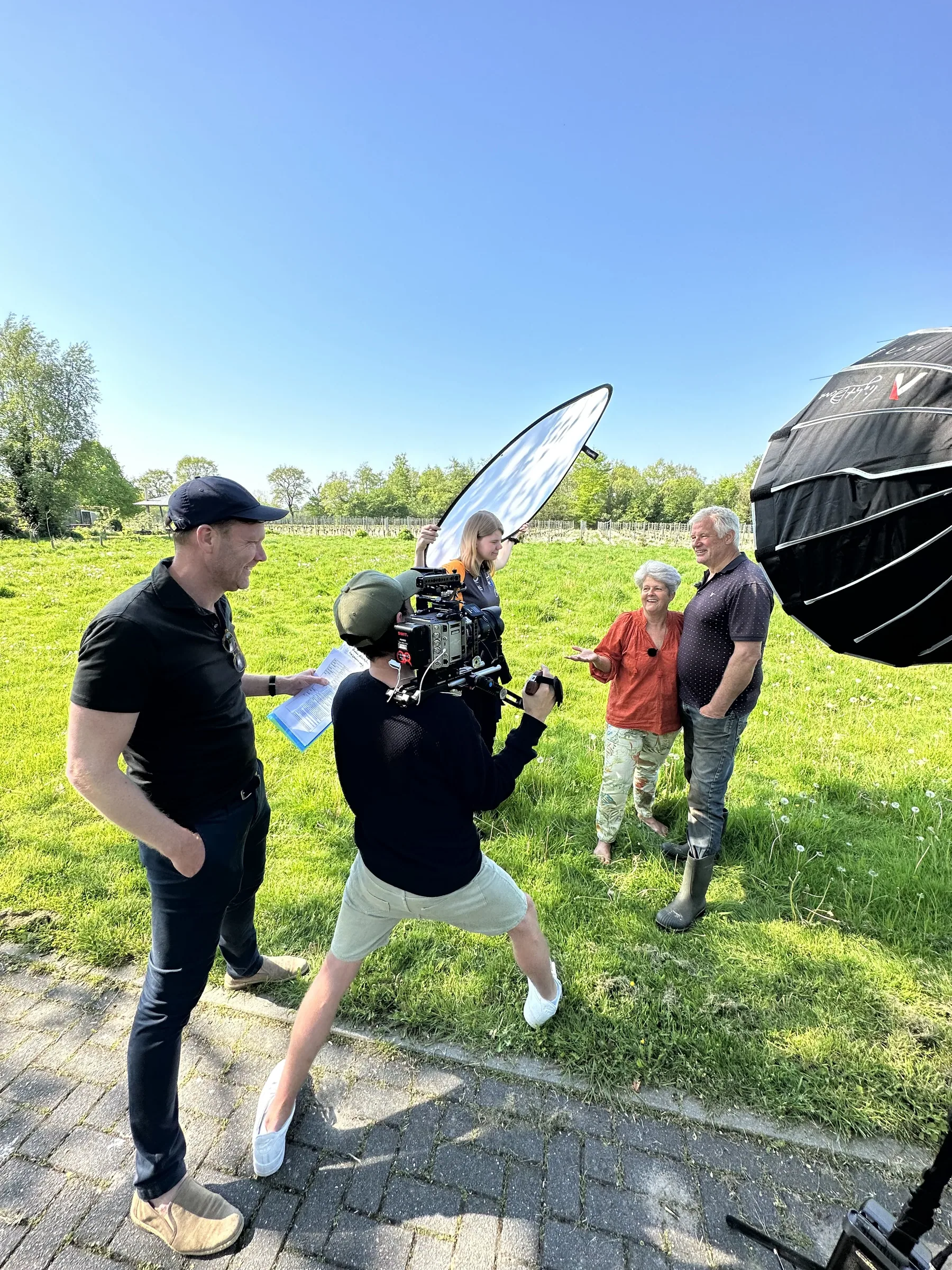 Crew met reflector in de weide