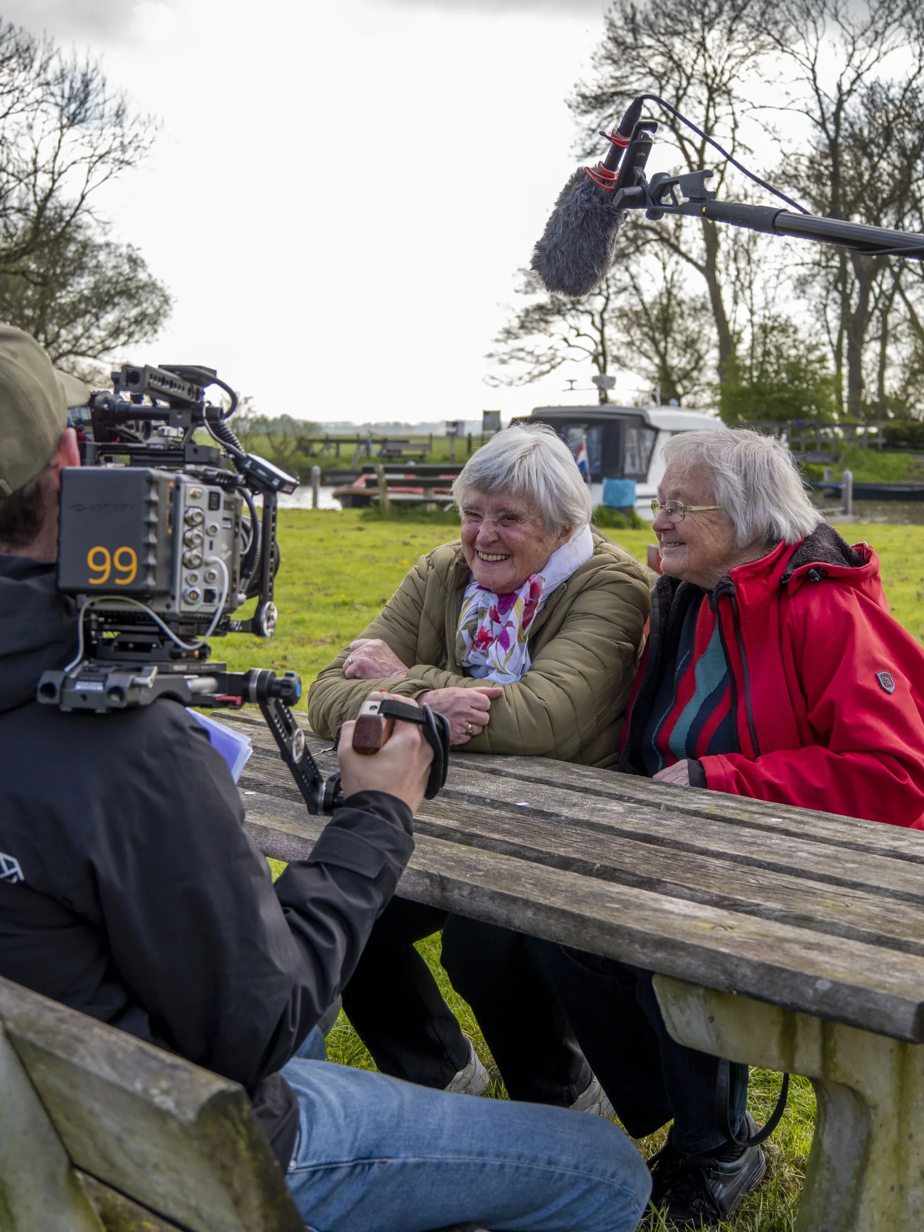 Interview aan een picknicktafel langs het water