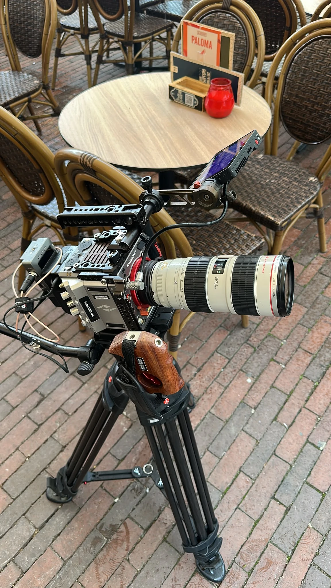 Cinema-camera met fieldmonitor en telelens, opgesteld op een terras in Groningen