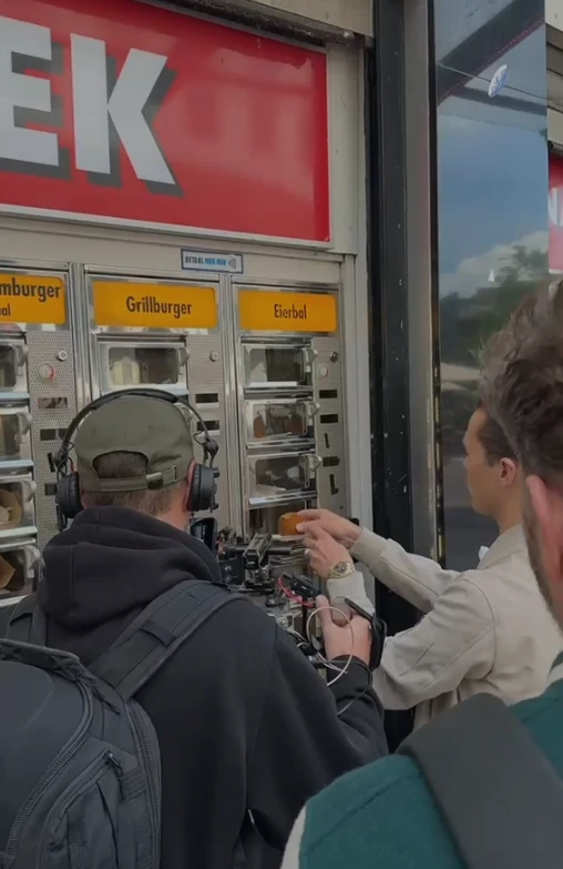 Mike en Chicco halen een eierbal uit de snackmuur