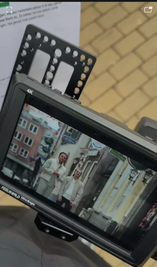 Fieldmonitor met live beeld van Mike en Chicco, script op de achtergrond